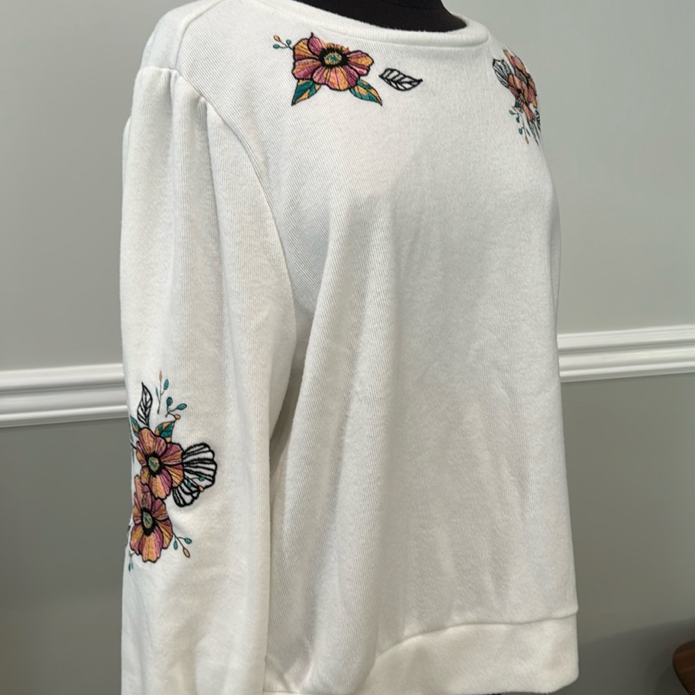 NWT Billy T one of a kind top with floral embroidery accents. Size XL